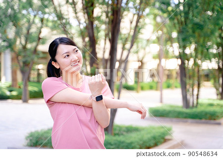 穿著運動服做伸展運動的女性 穿著運動服做伸展運動的女性 90548634