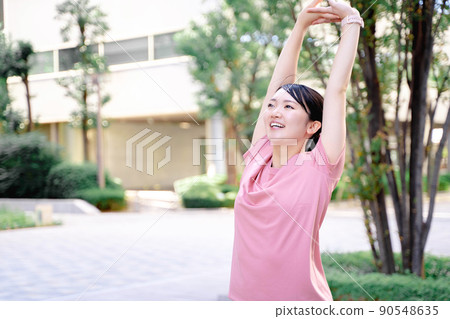穿著運動服做伸展運動的女性 穿著運動服做伸展運動的女性 90548635