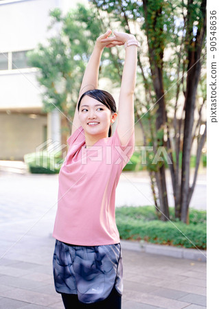 穿著運動服做伸展運動的女性 穿著運動服做伸展運動的女性 90548636