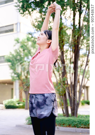 穿著運動服做伸展運動的女性 穿著運動服做伸展運動的女性 90548637