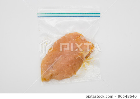 在冷凍袋中真空包裝的雞胸肉 90548640