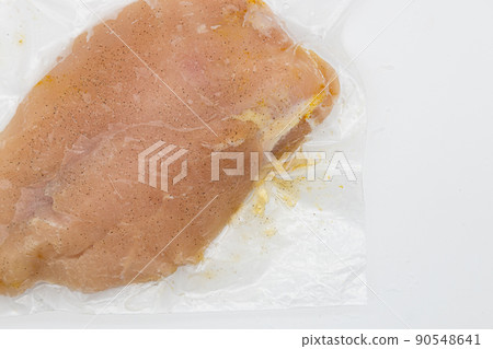 在冷凍袋中真空包裝的雞胸肉 在冷凍袋中真空包裝的雞胸肉 90548641