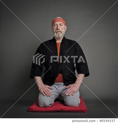 senior man sitting in a traditional Japanese seiza position 90549337