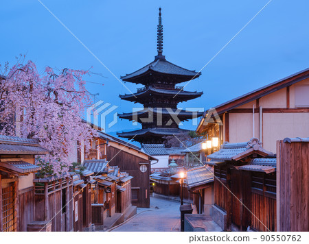 Kyoto Hokanji Temple _ Superb view of the cherry blossoms of Anningzaka and Yasaka Tower 90550762