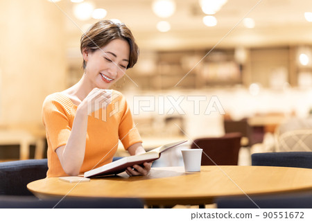 在咖啡館讀書的中年婦女 90551672