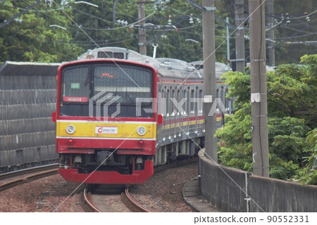 日本車輛行駛的雅加達鐵路 90552331