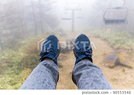 Men's feet on the lift 90553548