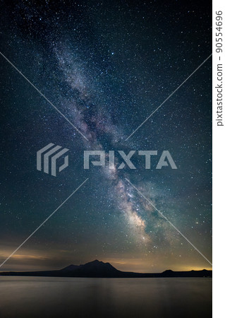 支笏湖的夏日星空與銀河 支笏湖的夏日星空與銀河 90554696