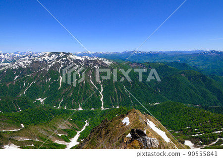 (Gunma Prefecture) Clear sky and spring mountain range, view from the summit of Mt. Tanigawa 90555841