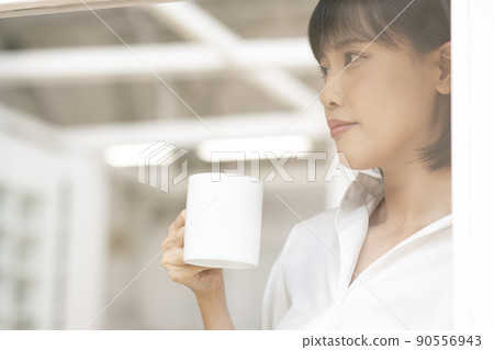 透過玻璃格子門向外看的年輕女子 透過玻璃格子門向外看的年輕女子 90556943