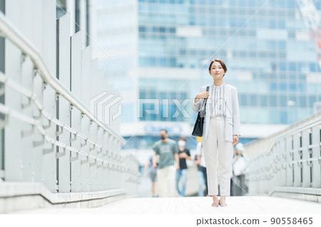女商人中間女人 90558465