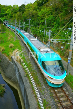 從湯淺町（和歌山縣）隧道出來的 JR 西日本 283 系列黑潮“海箭” 90558558