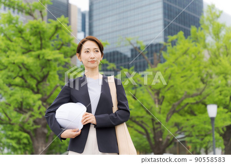 一個戴頭盔的女人 一個戴頭盔的女人 90558583