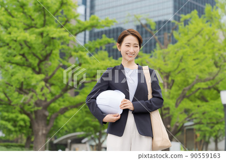 一個戴頭盔的女人 90559163