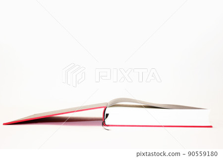 在研究過程中放在桌子上的書 在研究過程中放在桌子上的書 90559180