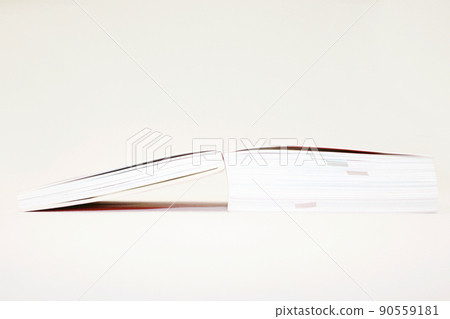 在研究過程中放在桌子上的書 在研究過程中放在桌子上的書 90559181