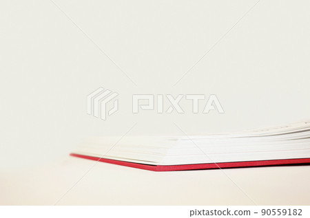 在研究過程中放在桌子上的書 90559182