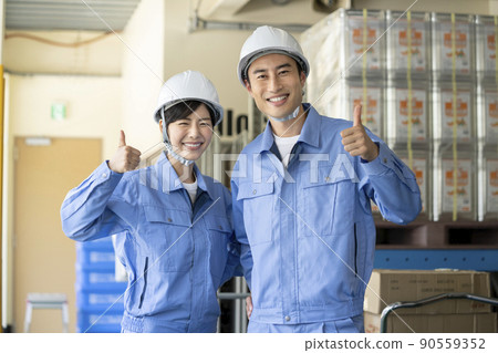 倉庫工作人員形象：穿著工作服微笑的男女 90559352