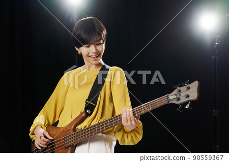 女吉他手黑色背景 90559367