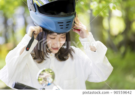 騎自行車的女孩在森林裡戴（脫）頭盔 90559642
