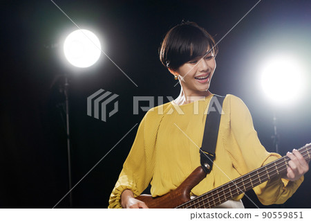 女吉他手黑色背景 90559851