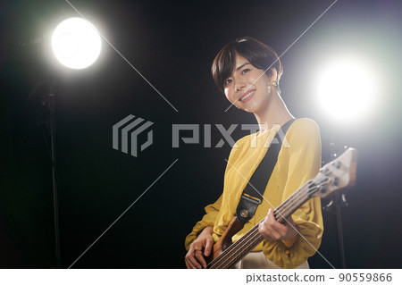 女吉他手黑色背景 90559866