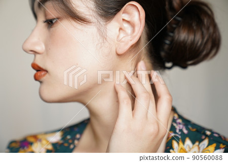 穿著花卉長袍的時尚女人 穿著花卉長袍的時尚女人 90560088