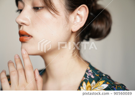 穿著花卉長袍的時尚女人 穿著花卉長袍的時尚女人 90560089