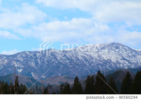 春天山與雪的形象 春天山與雪的形象 90560294