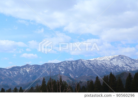 春天山與雪的形象 90560296
