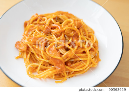 Tomato and garlic pasta 90562639