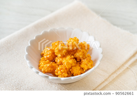 One-size-fits-all fried rice crackers 90562661