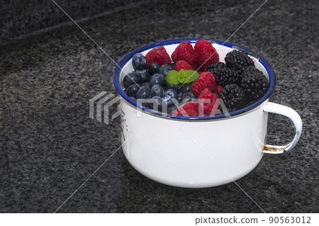 Indigo strawberry, tree strawberry, blackberry strawberry slaughtered individual container back 90563012