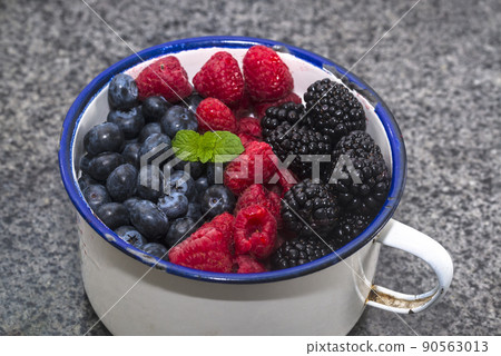 Indigo strawberry, tree strawberry, blackberry strawberry slaughtered individual container back 90563013