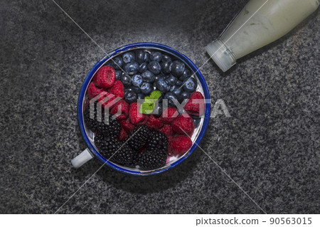 Indigo strawberry, tree strawberry, blackberry strawberry slaughtered individual container back 90563015