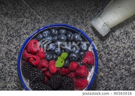 Indigo strawberry, tree strawberry, blackberry strawberry slaughtered individual container back 90563016