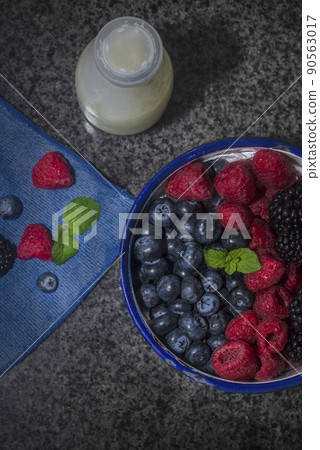 Indigo strawberry, tree strawberry, blackberry strawberry slaughtered individual container back 90563017