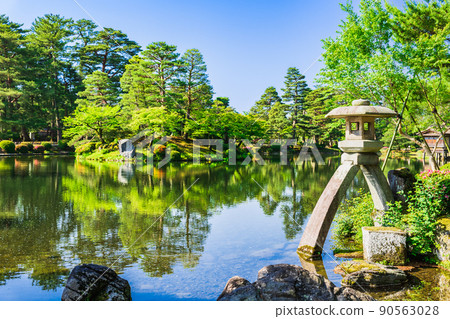 Spring Kanazawa Kenrokuen Kotoji Stone Lantern Spring Kanazawa Kenrokuen Kotoji Stone Lantern 90563028