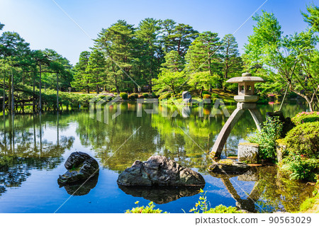 Spring Kanazawa Kenrokuen Kotoji Stone Lantern Spring Kanazawa Kenrokuen Kotoji Stone Lantern 90563029