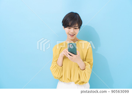 操作智能手機的女人 90563099