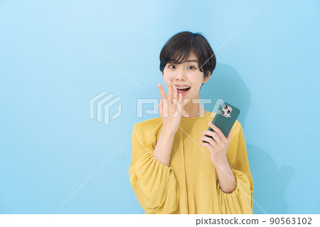 操作智能手機的女人 90563102