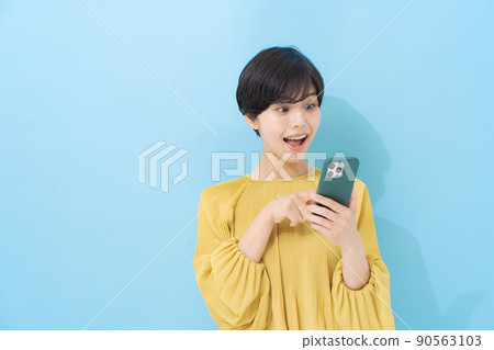 操作智能手機的女人 90563103
