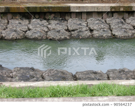 放置巨石的河岸 放置巨石的河岸 90564237