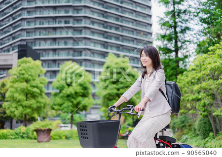 在共享週期上下班的女商人 在共享週期上下班的女商人 90565040