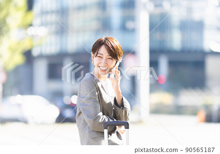 Women calling on a smartphone 90565187
