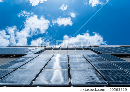 仰望牆壁太陽能電池板和多雲的藍天 90565819