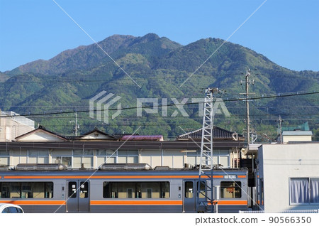 Mt. Kazakoshi seen from Iida Station [Iida City, Nagano Prefecture] 90566350