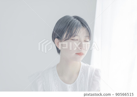 絕塵室和短髮的年輕女子 90566515