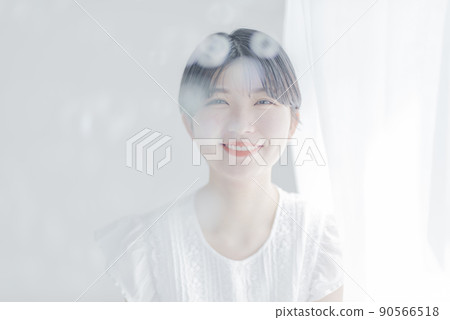 有肥皂泡和短髮的年輕女人 90566518