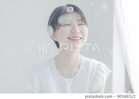 有肥皂泡和短髮的年輕女人 90566522